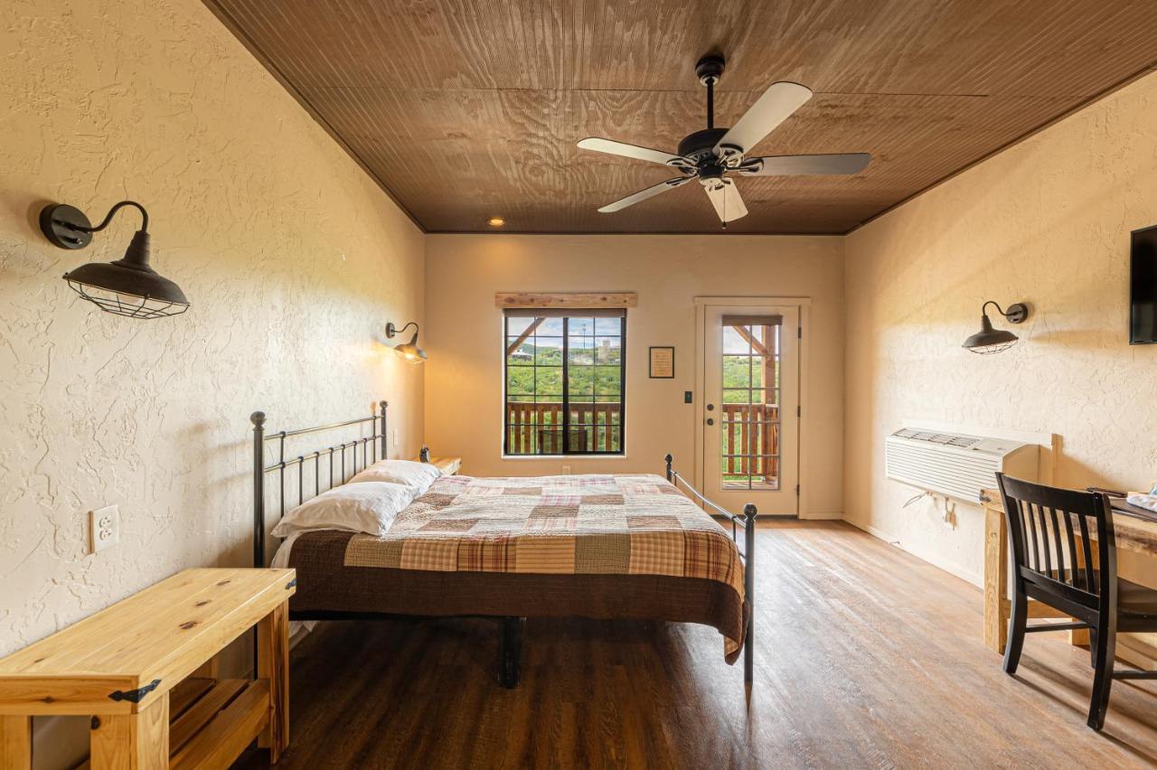 Miners Cabin #2 - King Bed - Accessible Room - Private Balcony 图姆斯顿 外观 照片